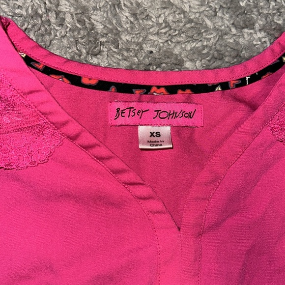 Betsy Johnston XS Pink Scrub Top. Has lace on top. In great condition! Very cute - Picture 2 of 7